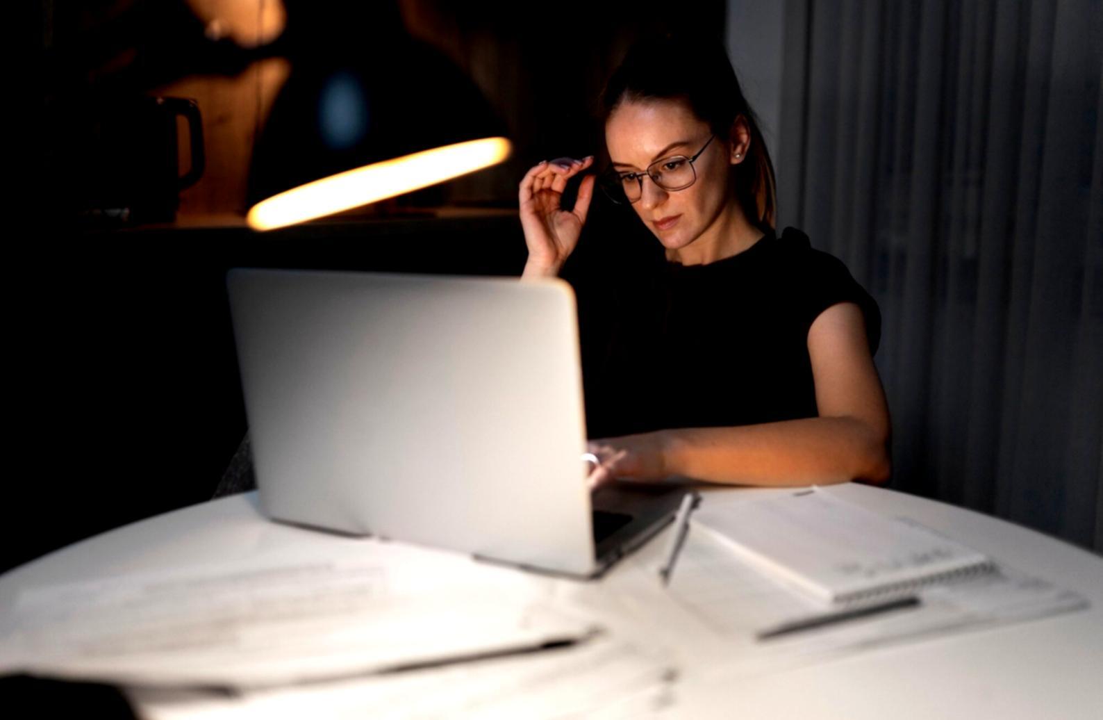 Techniques de manucure professionnelle en cours d'apprentissage